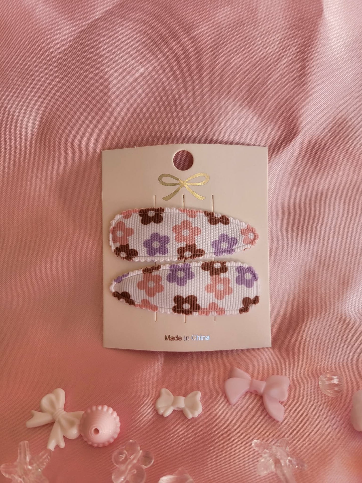 Kind klikspeld wit met bruin,paars, roze, blauwe bloemen