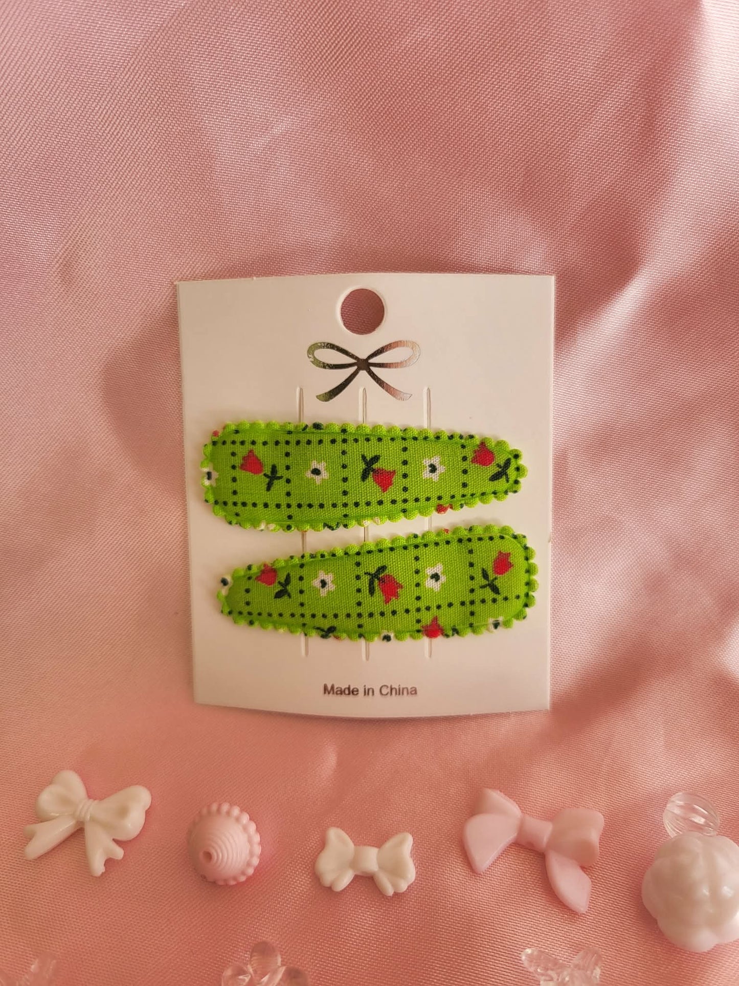 Kind klikspeld groen met kleine bloemetjes