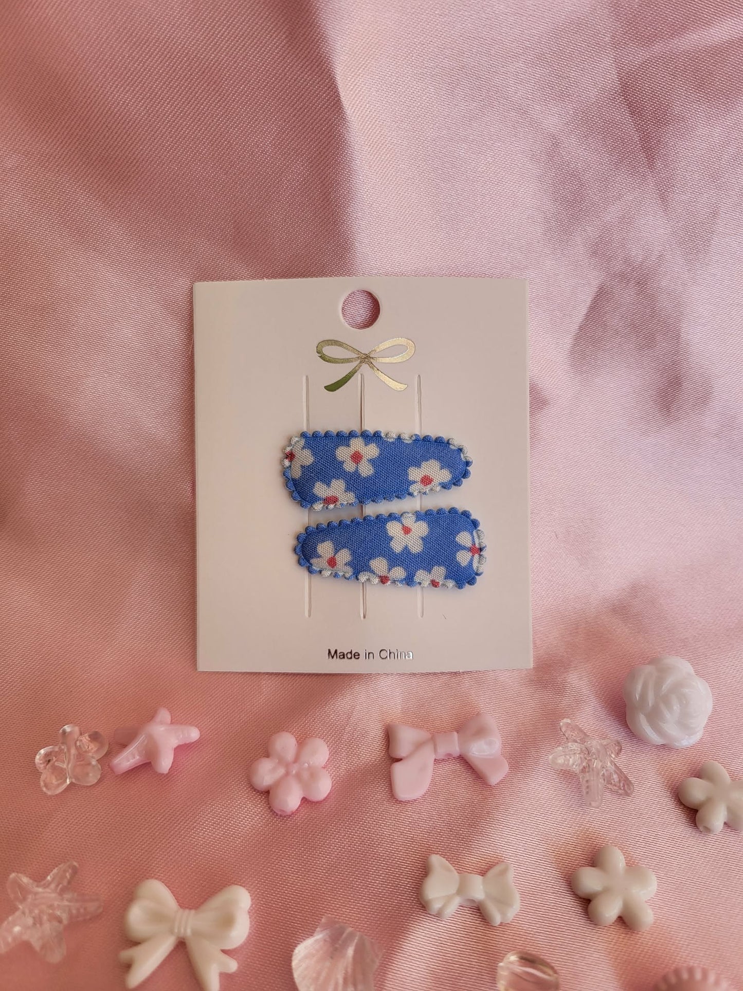 Baby klikspeld blauw met witte bloemen