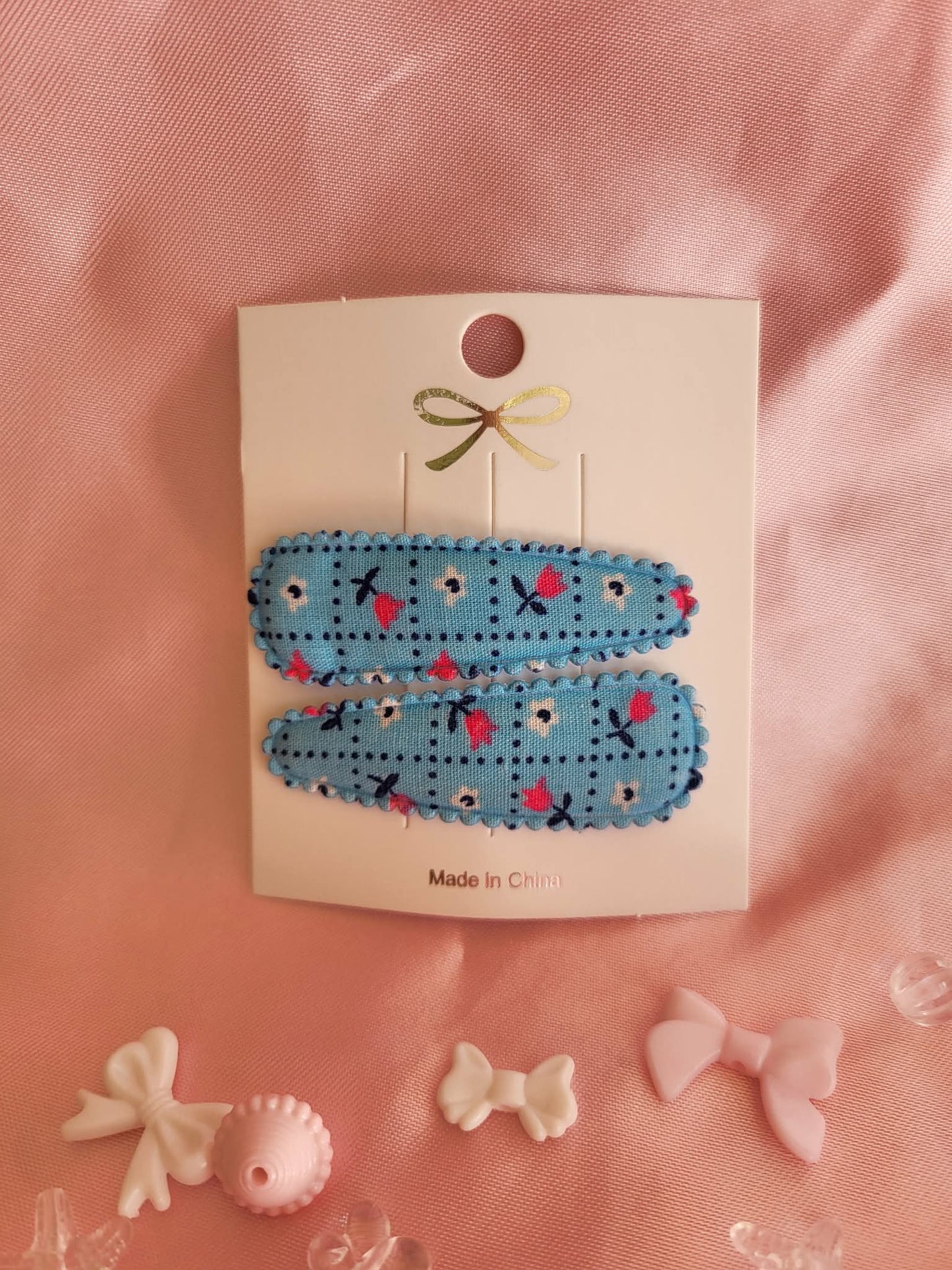 Kind klikspeld blauw met kleine bloemetjes
