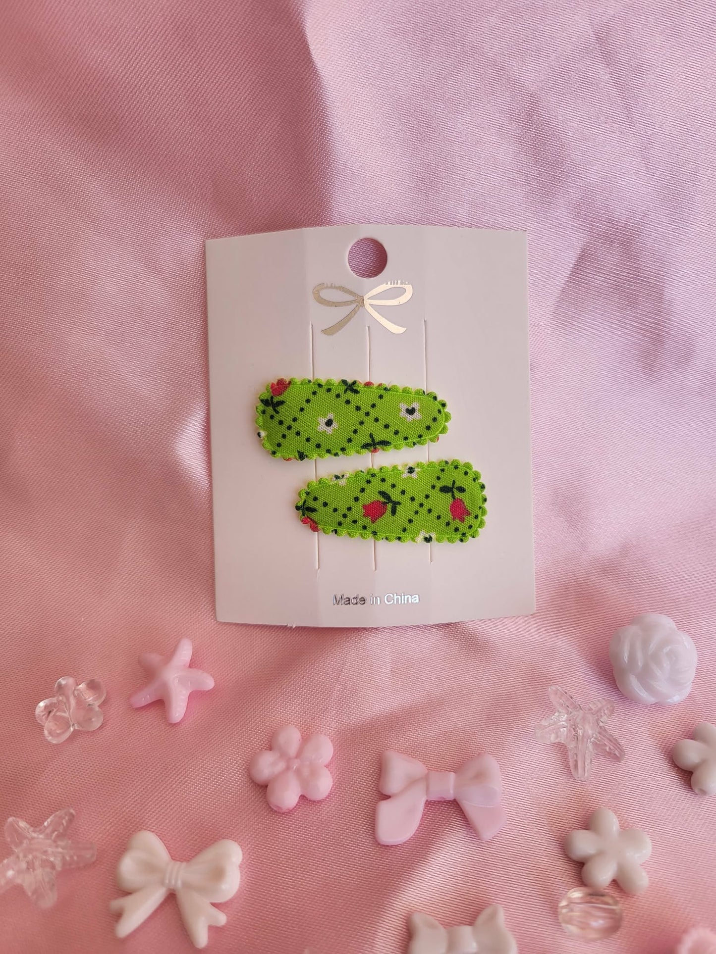 Baby klikspeld groen met kleine bloemetjes