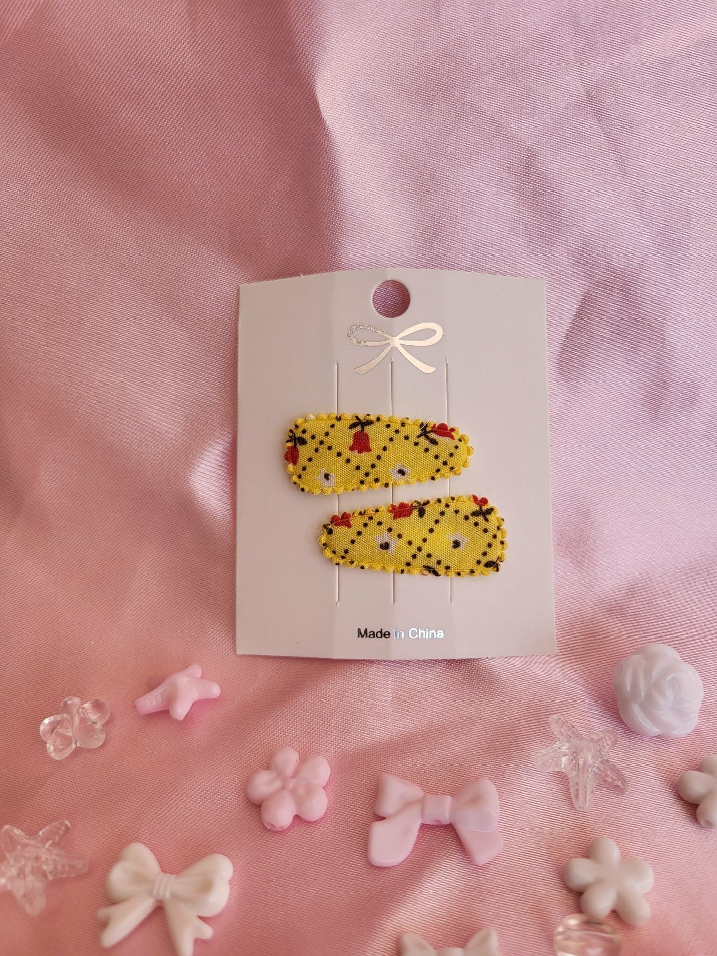 Baby klikspeld geel met kleine bloemetjes