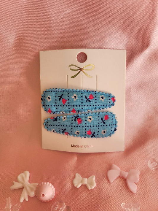 Kind klikspeld blauw met kleine bloemetjes